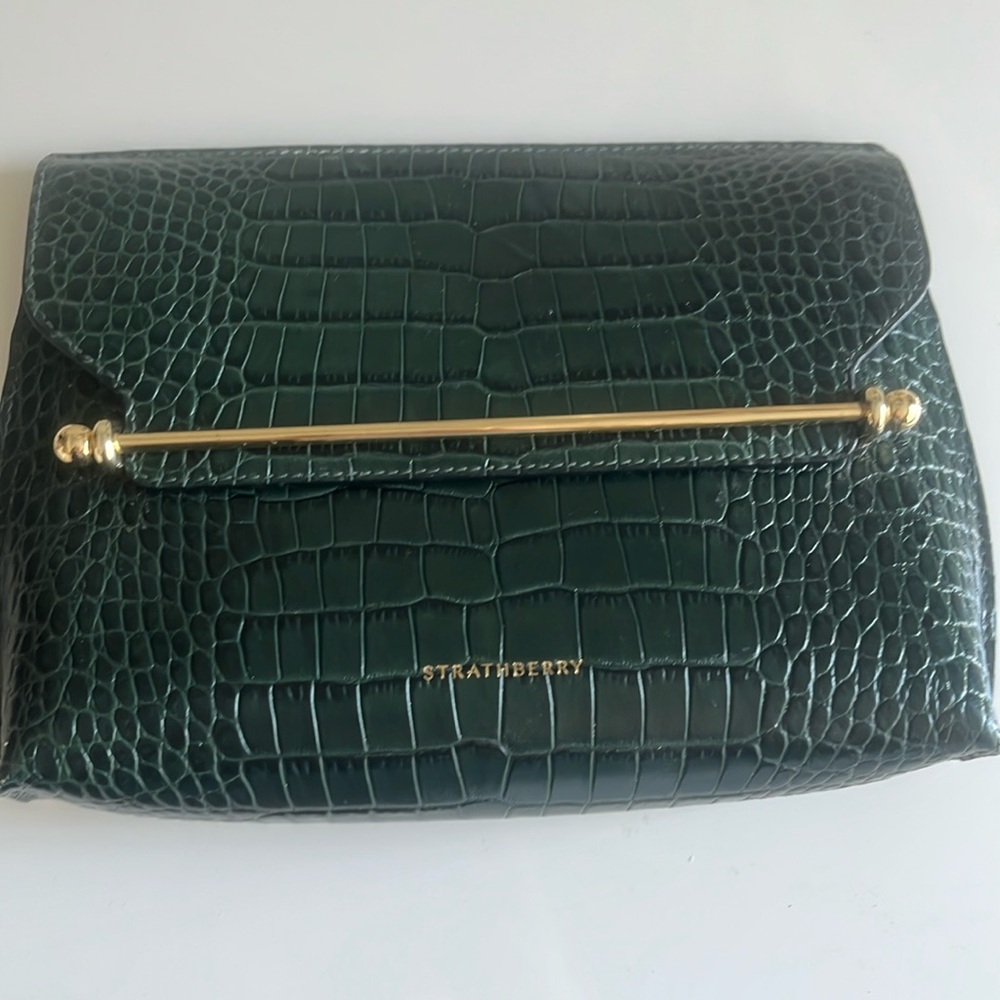 Beautiful green and gold evening bag 
Condition like new!!!
No damages !!